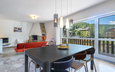 La Fiorera: Mueble, Diseño De Interiores, Piso, Techo, Lámpara, Madera, Mesa, Silla, Suelo, Cocina Y Comedor Mesa