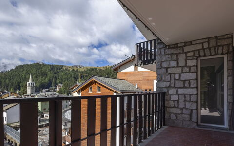 La Fiorera: Diseño Urbano, Balcón, Departamento, Pendiente, Pretil, Pueblo De Montaña, Balaustre, Escalera, La Luz Del Día