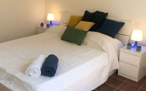 Villa Ulivi: Cama, Habitación, Lecho, Sábana, Mueble, Suelo, Madera, Piso, Linos, Diseño De Interiores