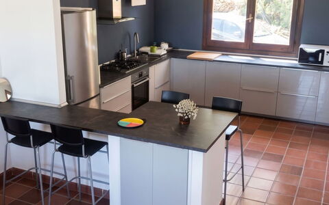 Villa Ulivi: Piso, Mueble, Diseño De Interiores, Cocina, Mostrador, Suelo, Madera, Aparato De Cocina, Gabinetes, Encendiendo