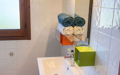 Villa Ulivi: Piso, Baño, Diseño De Interiores, Arreglo De Tubería, Lavabo Del Baño, Suelo, Lavabo, Grifo, Plomería, Habitación