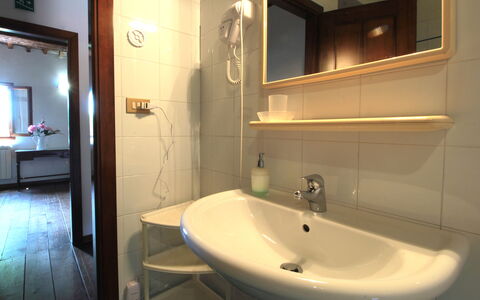 Ca' Rustica: Lavabo Del Baño, Madera, Piso, Arreglo De Tubería, Suelo, Diseño De Interiores, Lavabo, Baño, Espejo, Habitación