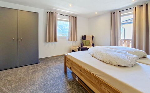 Alpenchalet Gundolf: Mueble, Cama, Diseño De Interiores, Habitación, Piso, Suelo, Madera, Techo, Sábana, Habitación