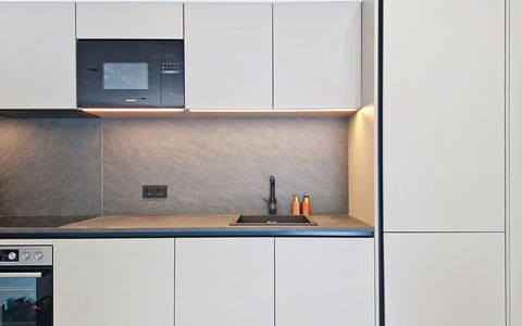 Alpenchalet Gundolf: Aparato De Cocina, Cocina, Mostrador, Madera, Gabinetes, Electrodoméstico, Diseño De Interiores, Electrodoméstico, Piso, Mueble