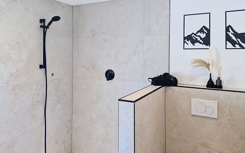 Alpenchalet Gundolf: Pared, Piso, Arreglo De Tubería, Suelo, Plomería, Baño, Loseta, Material Compuesto, Grifo, Alcachofa De La Ducha