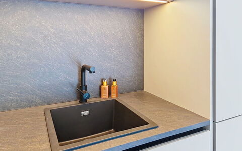 Alpenchalet Gundolf: Mostrador, Cocina, Piso, Arreglo De Tubería, Gabinetes, Grifo, Fregadero, Lavabo, Electrodoméstico, Aparato De Cocina