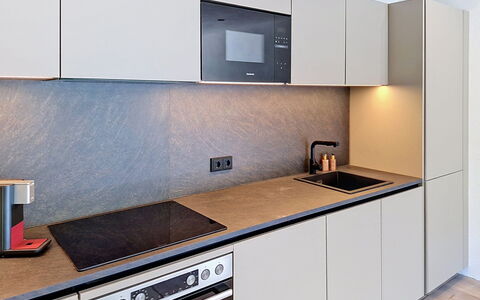 Alpenchalet Gundolf: Cocina, Mostrador, Piso, Aparato De Cocina, Diseño De Interiores, Madera, Gabinetes, Electrodoméstico, Electrodoméstico, Suelo