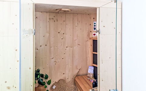 Alpenchalet Gundolf: Mueble, Diseño De Interiores, Silla, Piso, Mesa, Recurso, Suelo, Techo, Habitación, Eco Hotel