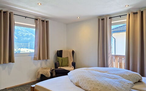 Alpenchalet Gundolf: Cama, Mueble, Diseño De Interiores, Habitación, Lecho, Sábana, Madera, Suelo, Techo, Piso