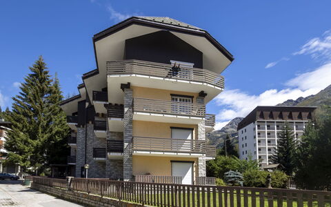 Le Betulle: Mueble, Diseño De Interiores, Silla, Piso, Mesa, Recurso, Suelo, Techo, Habitación, Eco Hotel