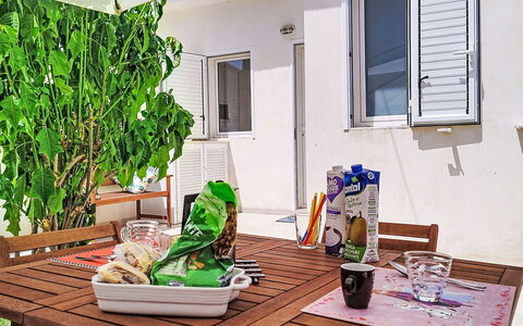 Dina Home: Mueble, Diseño De Interiores, Silla, Piso, Mesa, Recurso, Suelo, Techo, Habitación, Eco Hotel