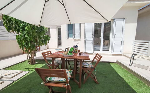Dina Home: Mueble, Diseño De Interiores, Silla, Piso, Mesa, Recurso, Suelo, Techo, Habitación, Eco Hotel