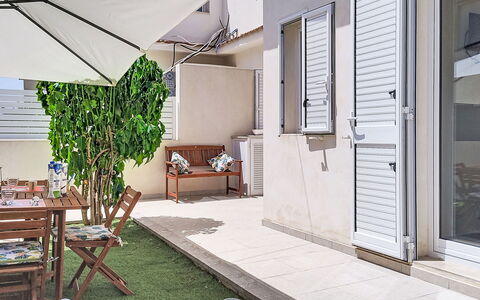 Dina Home: Mueble, Diseño De Interiores, Silla, Piso, Mesa, Recurso, Suelo, Techo, Habitación, Eco Hotel