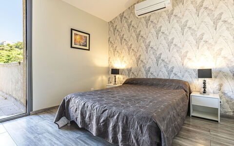 Villa Salario: Cama, Mueble, Habitación, Diseño De Interiores, Suelo, Pared, Piso, Madera, Sábana, Lecho