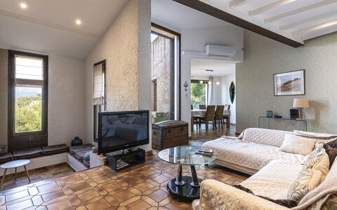 Villa Salario: Mueble, Diseño De Interiores, Piso, Suelo, Pared, Sofá, Techo, Madera, Sala, Habitación