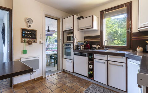 Villa Salario: Cocina, Mostrador, Aparato De Cocina, Mueble, Electrodoméstico, Diseño De Interiores, Madera, Piso, Gabinetes, Estufa De Cocina