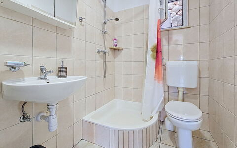 Marina Sevid 106: Baño, Arreglo De Tubería, Baño, Asiento Del Baño, Piso, Suelo, Diseño De Interiores, Lavabo Del Baño, Lavabo, Plomería