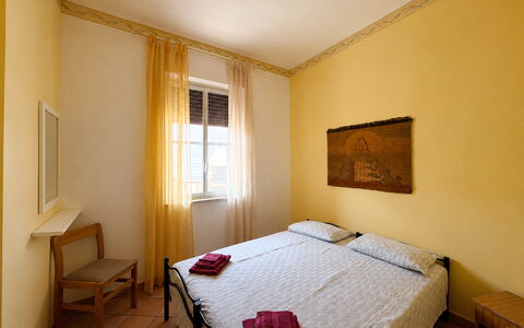 Villa Sandra: Pared, Suelo, Diseño De Interiores, Madera, Piso, Techo, Cama, Habitación, Habitación, Departamento