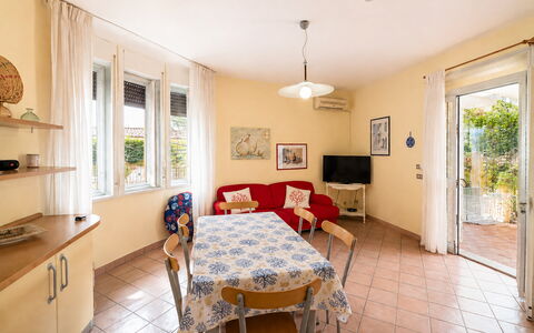 Villa Sandra: Piso, Suelo, Casa, Puerta, Departamento, Silla, Planta De Casa, Cocina Y Comedor Mesa, Balcón