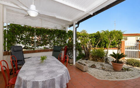 Villa Sandra: Mueble, Maceta, Casa, Sombra, Silla, Planta De Casa, Mueble Para Exteriores, Jardín, Estructura Al Aire Libre