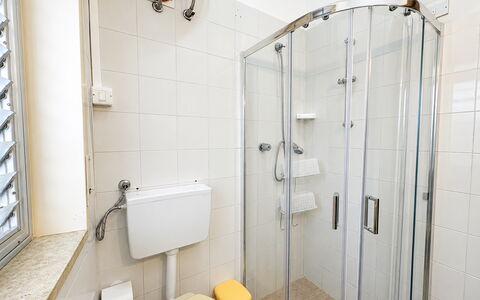 Villa Sandra: Baño, Arreglo De Tubería, Baño, Asiento Del Baño, Lavabo Del Baño, Piso, Diseño De Interiores, Suelo, Plomería, Lavabo