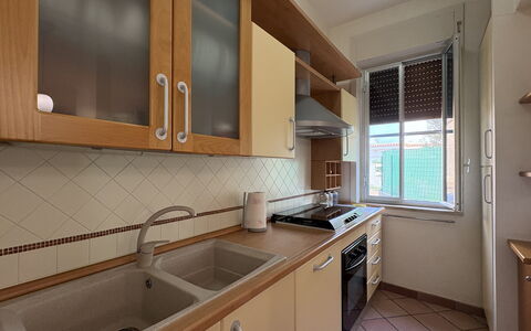 Villa Sandra: Cocina, Mostrador, Aparato De Cocina, Electrodoméstico, Fregadero, Gabinetes, Madera, Piso, Diseño De Interiores, Arreglo De Tubería