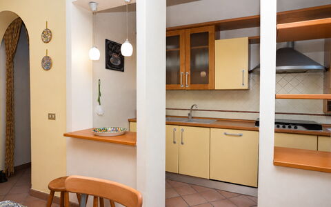 Villa Sandra: Madera, Diseño De Interiores, Piso, Mostrador, Mueble, Suelo, Cocina, Encendiendo, Habitación, Aparato De Cocina