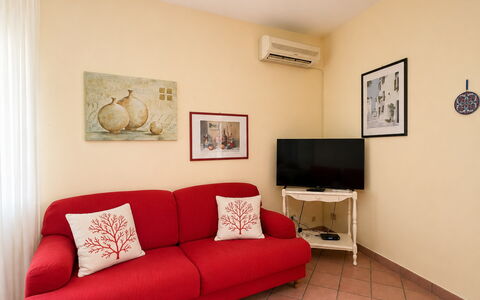 Villa Sandra: Mueble, Diseño De Interiores, Piso, Sofá, Suelo, Habitación, Marco, Sala, Mesa, Encendiendo
