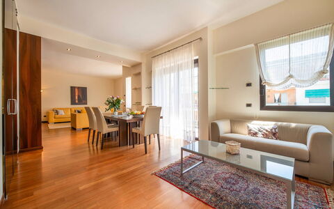 Lory House: Diseño De Interiores, Piso, Mueble, Suelo, Techo, Madera, Habitación, Sofá, Suelos De Madera, Sala