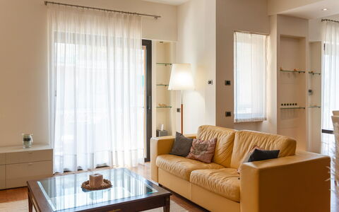 Lory House: Mueble, Diseño De Interiores, Piso, Suelo, Sofá, Pared, Sala, Madera, Habitación, Techo