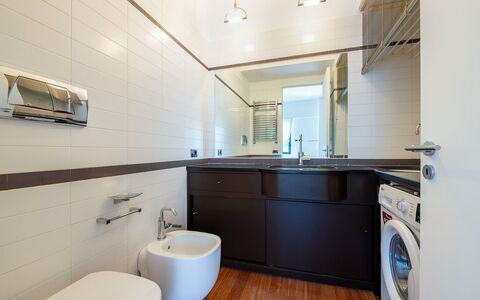 Lory House: Piso, Diseño De Interiores, Suelo, Arreglo De Tubería, Techo, Grifo, Plomería, Lavabo, Mostrador, Baño