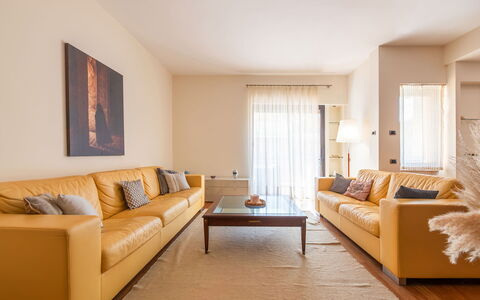 Lory House: Mueble, Diseño De Interiores, Piso, Sofá, Suelo, Pared, Madera, Habitación, Sala, Techo