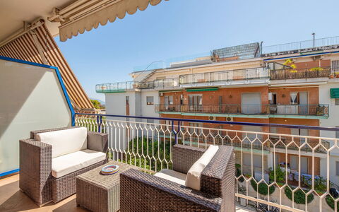 Lory House: Balcón, Diseño Urbano, Departamento, Pretil, Balaustre, Cerca, Cubierta, Planta De Casa