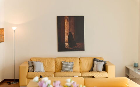 Lory House: Mueble, Pared, Diseño De Interiores, Sofá, Madera, Amarillo, Piso, Sala, Suelo, Habitación