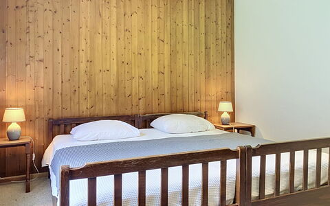 Grand-Pré B: Cama, Mueble, Habitación, Diseño De Interiores, Lecho, Piso, Pared, Suelo, Sábana, Madera