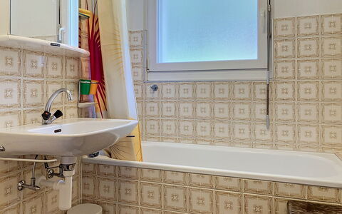 Grand-Pré B: Pared, Piso, Suelo, Baño, Arreglo De Tubería, Diseño De Interiores, Plomería, Loseta, Habitación, Grifo