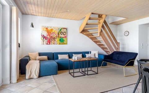 Alli - 100M from the Sea: Mueble, Diseño De Interiores, Suelo, Piso, Sofá, Pared, Suelos De Madera, Sala, Madera, Habitación