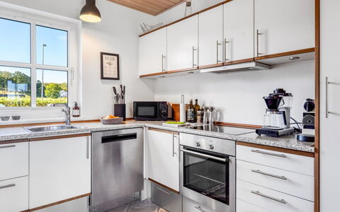 Alli - 100M from the Sea: Cocina, Mostrador, Gabinetes, Aparato De Cocina, Piso, Diseño De Interiores, Mueble, Electrodoméstico, Arreglo De Tubería, Electrodoméstico