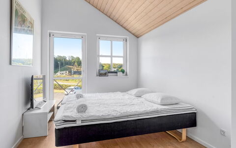 Alli - 100M from the Sea: Madera, Habitación, Piso, Suelo, Cama, Diseño De Interiores, Marco De La Cama, Suelos De Madera, Lecho, Habitación