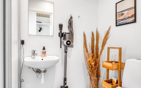 Alli - 100M from the Sea: Asiento Del Baño, Arreglo De Tubería, Pared, Baño, Baño, Diseño De Interiores, Piso, Suelo, Lavabo, Plomería