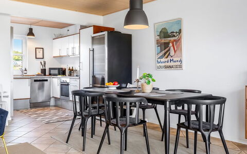 Alli - 100M from the Sea: Mueble, Diseño De Interiores, Piso, Silla, Madera, Mesa, Cocina Y Comedor Mesa, Comedor, Suelo, Techo