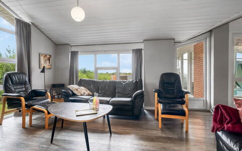 Nandolf - 200M to the Fjord: Mueble, Diseño De Interiores, Piso, Sofá, Suelo, Madera, Techo, Suelos De Madera, Sala, Departamento