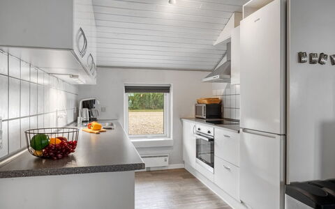Nandolf - 200M to the Fjord: Cocina, Madera, Techo, Diseño De Interiores, Mostrador, Electrodoméstico, Aparato De Cocina, Piso, Habitación, Suelo