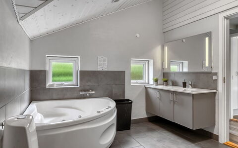 Nandolf - 200M to the Fjord: Arreglo De Tubería, Piso, Diseño De Interiores, Techo, Suelo, Lavabo, Baño, Grifo, Plomería, Casa