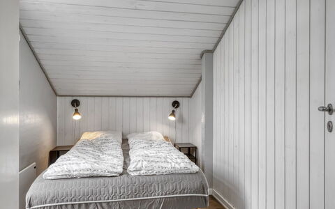 Nandolf - 200M to the Fjord: Madera, Piso, Techo, Habitación, Suelo, Diseño De Interiores, Sábana, Cama, Lecho, Marco De La Cama