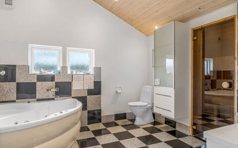 Clarice - 250M to the Fjord: Piso, Suelo, Arreglo De Tubería, Diseño De Interiores, Techo, Baño, Plomería, Loseta, Material Compuesto, Habitación