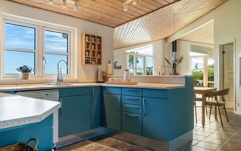 Heilo - from the Sea: Mueble, Mostrador, Diseño De Interiores, Gabinetes, Piso, Cocina, Madera, Techo, Suelo, Aparato De Cocina