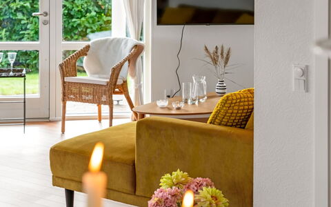Heilo - from the Sea: Mueble, Diseño De Interiores, Piso, Suelo, Pared, Madera, Casa, Sofá, Sala, Amarillo