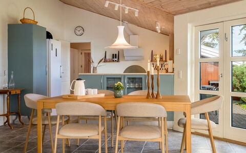 Heilo - from the Sea: Mueble, Diseño De Interiores, Comedor, Piso, Silla, Madera, Cocina Y Comedor Mesa, Mesa, Suelo, Lámpara