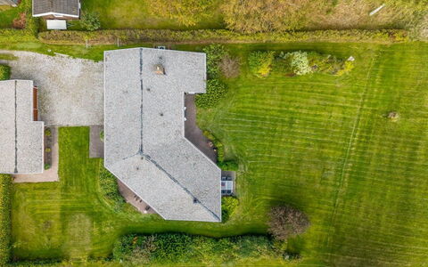 Heilo - from the Sea: Techo, Paisaje, Casa, El Terreno Del Lote, Casa, Llanura, Cabaña, Inmuebles, Césped, Jardín